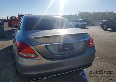 2016 Mercedes-Benz C 300 z USA, uszkodzony, nr VIN 55SWF4JB1GU114714